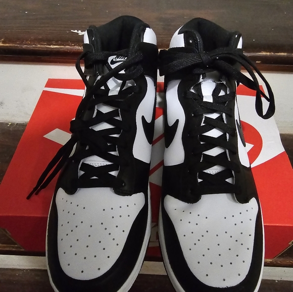 I'm selling my Nike Panda dunk highs - Picture 3 of 5